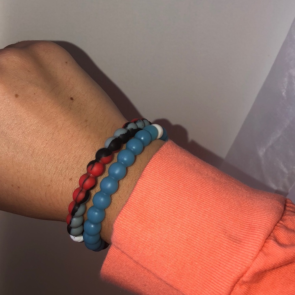 cute 2 pack of bracelets🦋